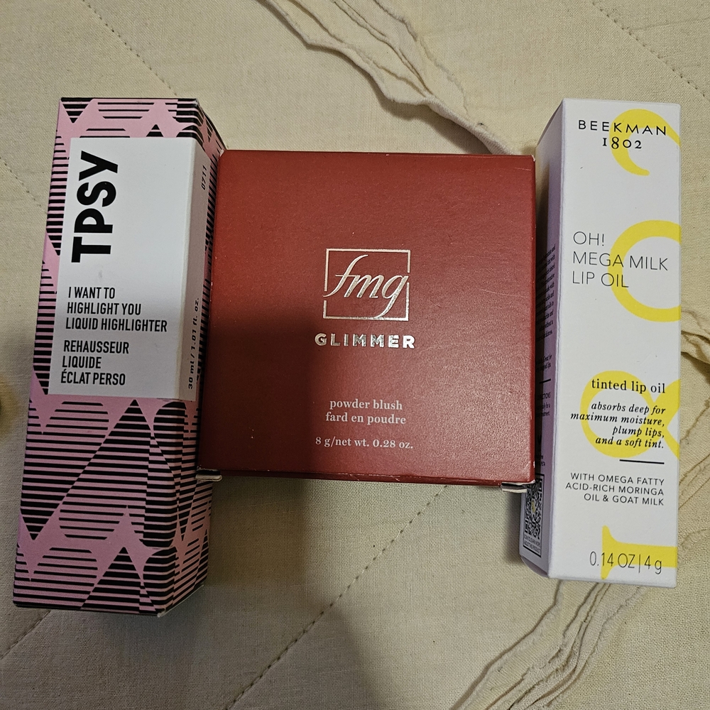 Avon FMG Glimmer Powder Blush in Red